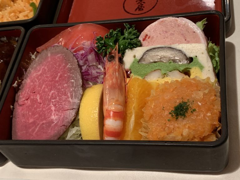 含有牛肉跟大蝦的前菜