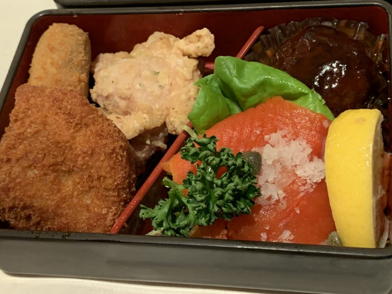 含有各種炸物、魚跟肉類的主菜